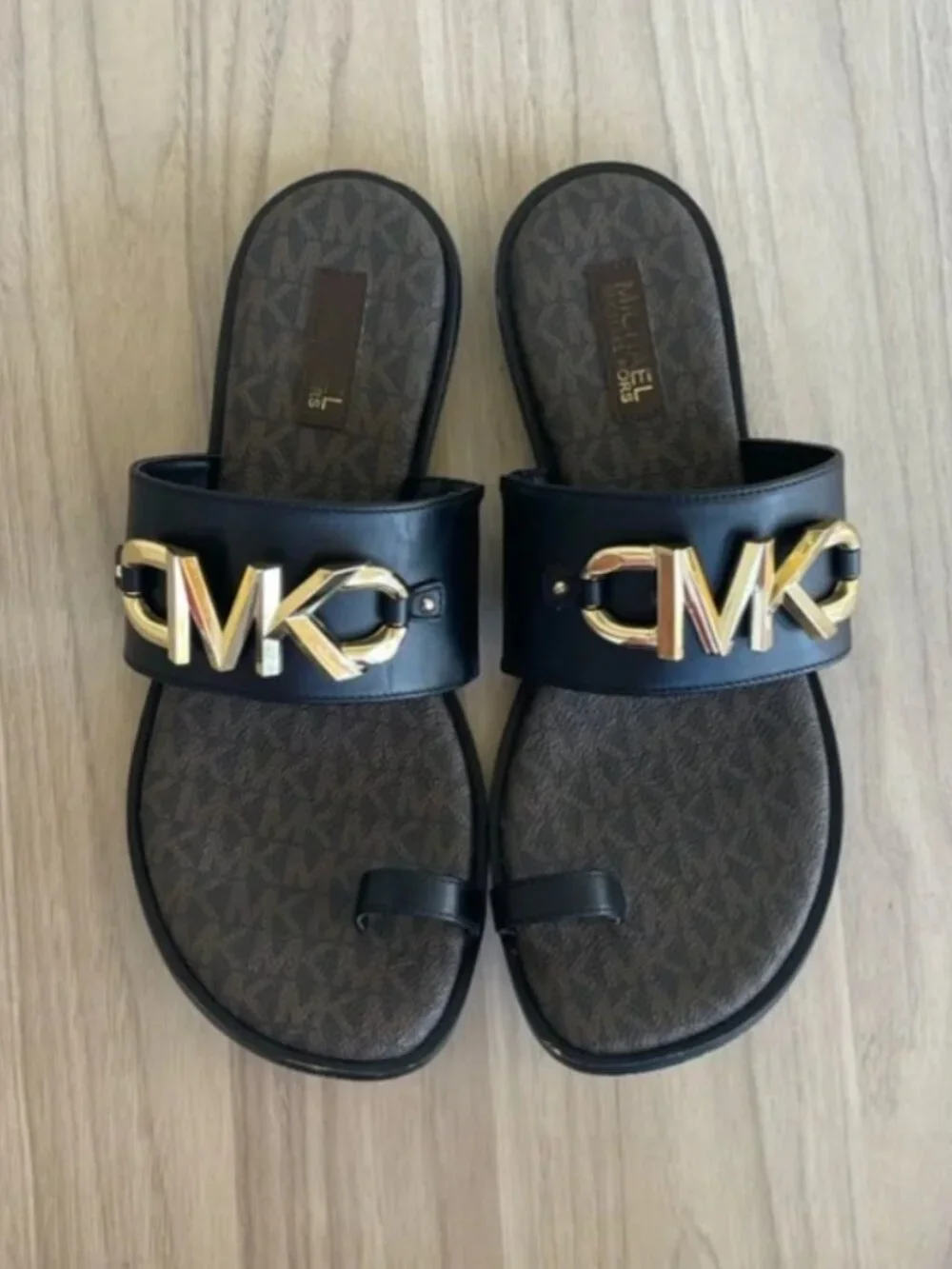 Michael Kors Sandals with toe loop black looks like brand new 8